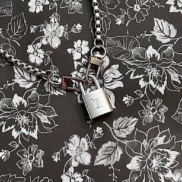 New LV Louis Vuitton Silver-Toned Lock with 18" Box Link Chain Necklace - Picture 3 of 5